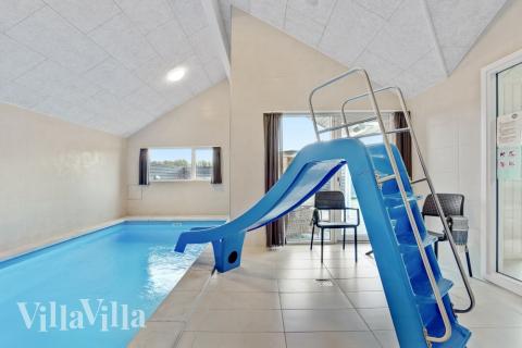 Sommerhus 553 er indrettet med en lækker poolafdeling med vandrutsjebane, dejlig stor indbygget spabad og sauna