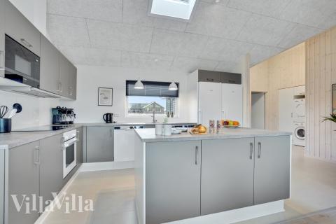 Køkkenet i luksushus nr. 553 er udstyrret, så I let kan lave mad til 16 personer.