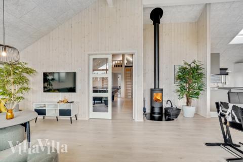 Det store lyse opholdrum i luksushus nr. 553 til 16.