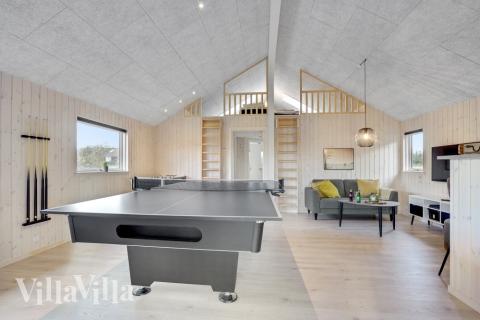 Luksushus 553 til 16 personer byder på et stort aktivitetsrum med bl.a. billard og dart