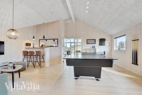 Ud over de mange timer, man kan bruge i husets pool-afdeling, så byder luksushus 553 også på billard/bordtennis og dart