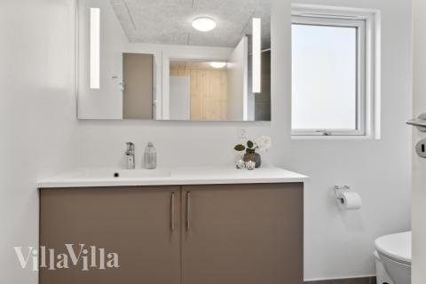 Der er bad med brus i luksushus nr. 577 til 18 personer.