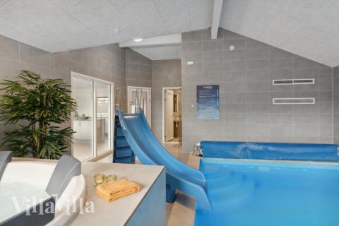 Sommerhus 577 er indrettet med en lækker poolafdeling med vandrutsjebane, dejlig stor indbygget spabad og sauna