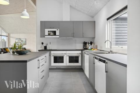 Køkkenet i luksushus nr. 577 er udstyrret, så I let kan lave mad til 18 personer.