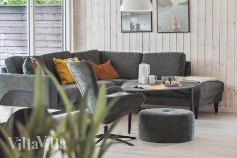 Sofaen i luksushus 577 i Nordjylland indbyder til brætspil eller at se en film sammen.