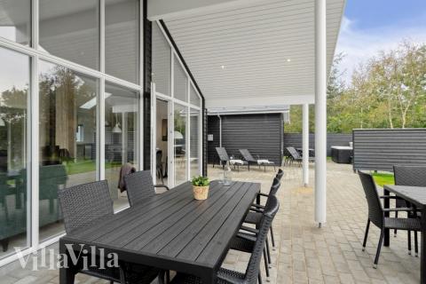 Nyd en grillaften på terrassen i luksushus nr. 577 i Nordjylland