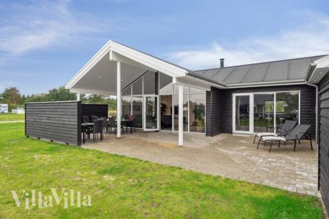 Luksushus nr. 577 har en dejlig terrasse med gode havemøbler til 18 personer.