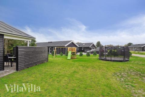 I det attraktive aktivitesrum i luksushus nr. 577 i Nordjylland  er der masser af udendørs aktiviteter, f.eks. legetårn og gynge