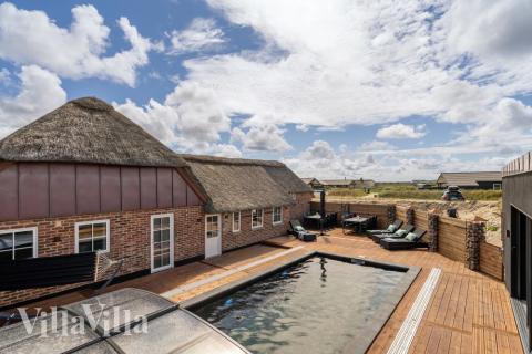 Luksushus nr. 580 har en dejlig terrasse med gode havemøbler til 16 personer.