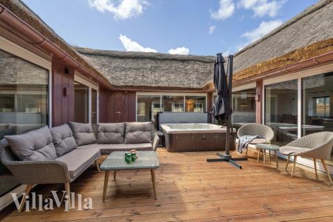 Nyd en grillaften på terrassen i luksushus nr. 580 i Vestjylland