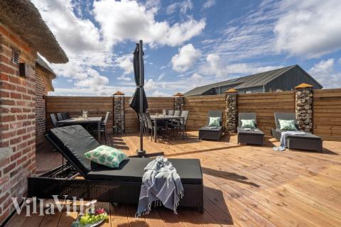 På terrassen i sommerhus nr. 580 er der plads til 16 personer.