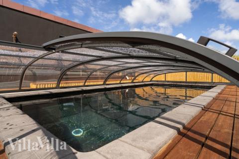 Sommerhus 580 er indrettet med en lækker poolafdeling med vandrutsjebane, dejlig stor indbygget spabad og sauna