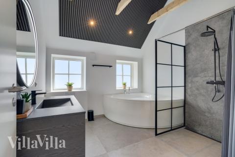 Der er bad med brus i luksushus nr. 580 til 16 personer.