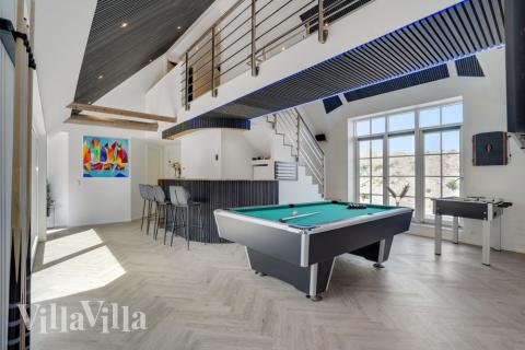 Luksushus 580 til 16 personer byder på et stort aktivitetsrum med bl.a. billard og dart