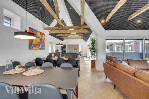 Det store lyse opholdrum i luksushus nr. 580 til 16.