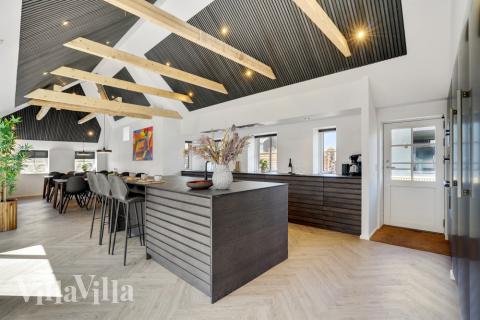 Køkkenet i luksushus nr. 580 er godt indrettet.