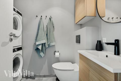 Der er bad med brus i luksushus nr. 554 til 26 personer.