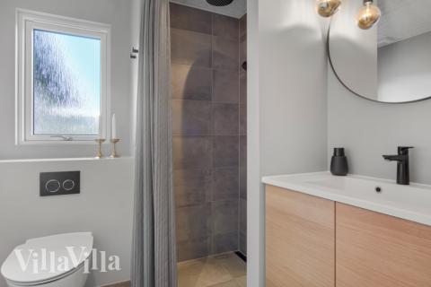 Der er bad med brus i luksushus nr. 554 til 26 personer.