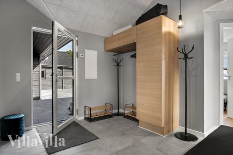 Den rummelige entre i luksushus nr. 554 i Vestjylland