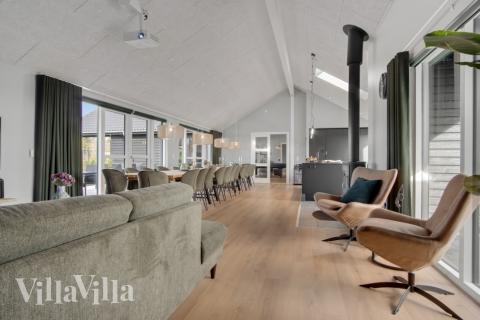 Det store lyse opholdrum i luksushus nr. 554 til 26.