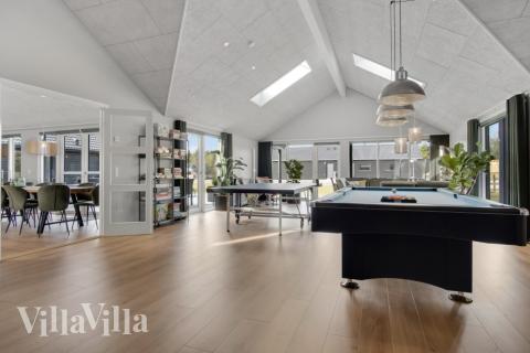 Luksushus 554 til 26 personer byder på et stort aktivitetsrum med bl.a. billard og dart