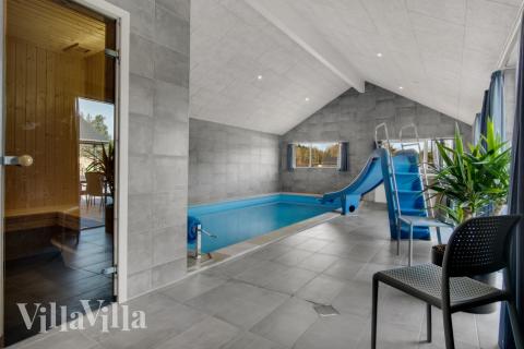 Sommerhus 554 er indrettet med en lækker poolafdeling med vandrutsjebane, dejlig stor indbygget spabad og sauna