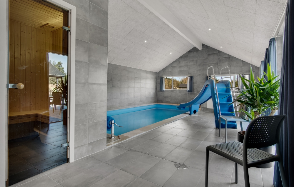 Sommerhus 554 er indrettet med en lækker poolafdeling med vandrutsjebane, dejlig stor indbygget spabad og sauna