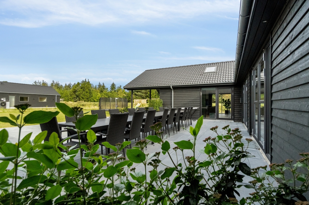 Nyd en grillaften på terrassen i luksushus nr. 554 i Vestjylland