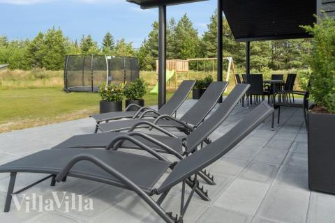 På terrassen i sommerhus nr. 554 er der plads til 26 personer.