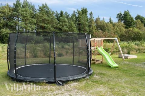 I det attraktive aktivitesrum i luksushus nr. 554 i Vestjylland  er der masser af udendørs aktiviteter, f.eks. legetårn og gynge