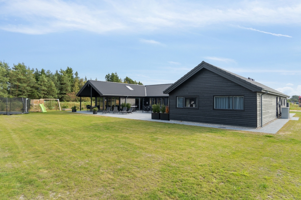 Dette skønne poolhus nr. 554 med plads til 26 personer ligger i Vestjylland