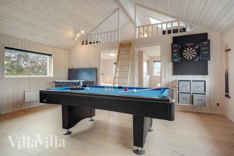Luksushus 578 til 12 personer byder på et stort aktivitetsrum med bl.a. billard og dart