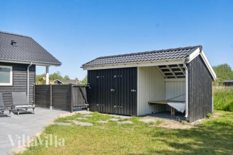 I det attraktive aktivitesrum i luksushus nr. 578 i Lolland/Falster/Møn  er der masser af udendørs aktiviteter, f.eks. legetårn og gynge