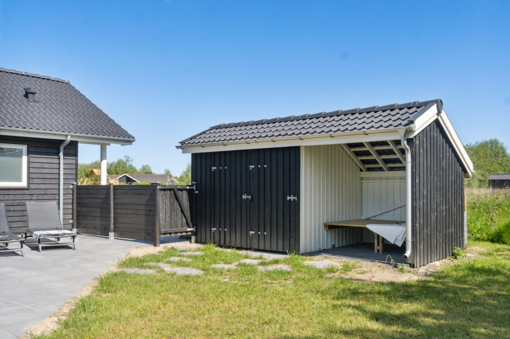 I det attraktive aktivitesrum i luksushus nr. 578 i Lolland/Falster/Møn  er der masser af udendørs aktiviteter, f.eks. legetårn og gynge
