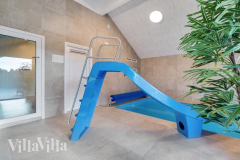 Den lækre pool i luksushuse nr. 560 til 16 personer