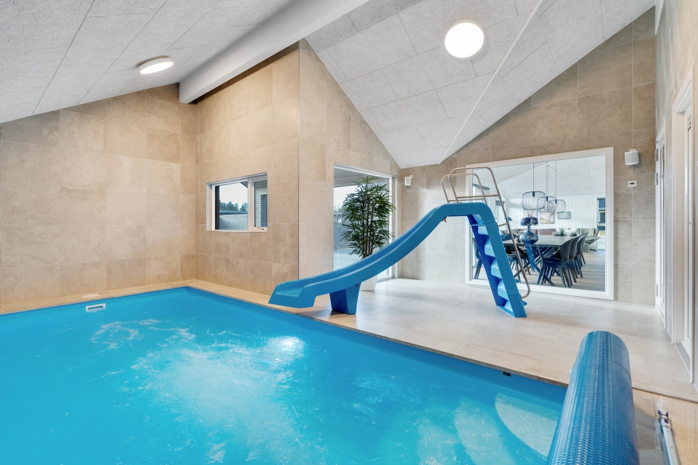 Sommerhus 560 er indrettet med en lækker poolafdeling med vandrutsjebane, dejlig stor indbygget spabad og sauna