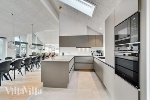 Køkkenet i luksushus nr. 560 er godt indrettet.