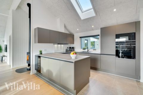 Køkkenet i luksushus nr. 560 er udstyrret, så I let kan lave mad til 16 personer.