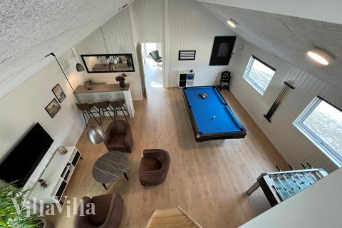 Aktivitetsrum i luksushus nr. 560 med 6 soveværelser og plads til 16 personer.