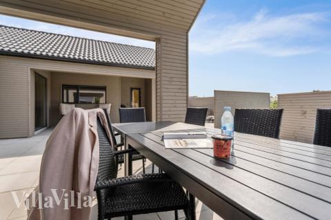 Nyd en grillaften på terrassen i luksushus nr. 560 i Vestjylland