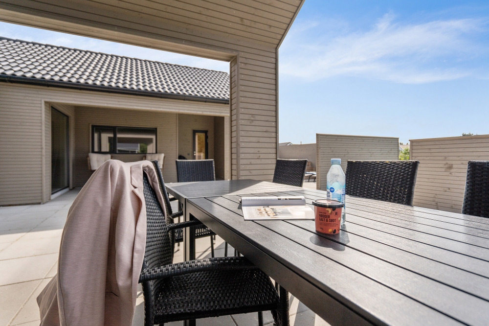 Luksushus nr. 560 har en dejlig terrasse med gode havemøbler til 16 personer.