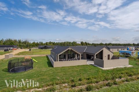 Dette skønne poolhus nr. 560 med plads til 16 personer ligger i Vestjylland