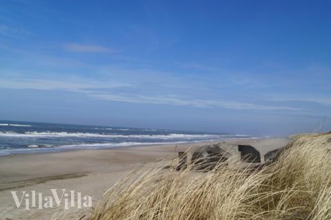 Stranden nær luksushus nr. 557 i Vestjylland indbyder til en gåtur.