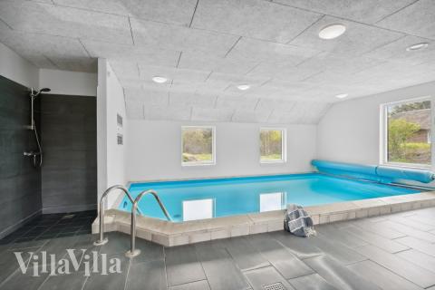 Sommerhus 557 er indrettet med en lækker poolafdeling med vandrutsjebane, dejlig stor indbygget spabad og sauna