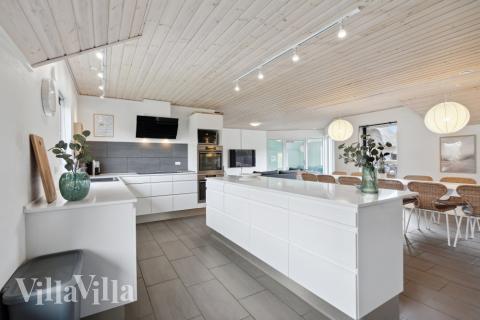 Køkkenet i luksushus nr. 557 er udstyrret, så I let kan lave mad til 14 personer.