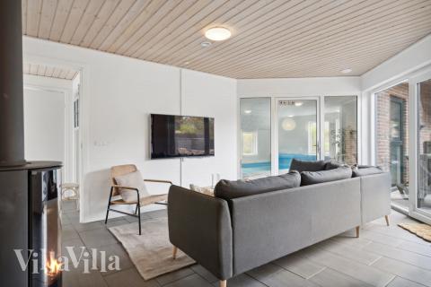 I kan sagtens side 14 personer sammen i sommerhusets opholdsrum, når I besøger luksushus 557 i Vestjylland.