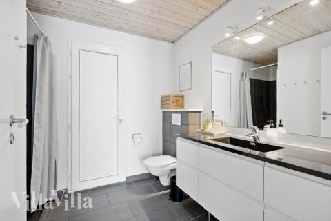 Der er bad med brus i luksushus nr. 557 til 14 personer.