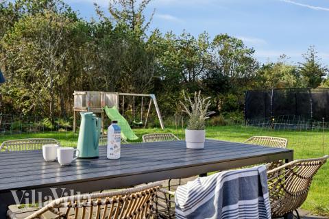 På terrassen i sommerhus nr. 557 er der plads til 14 personer.