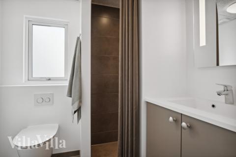 Der er bad med brus i luksushus nr. 579 til 26 personer.