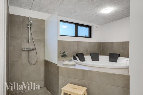 Nyd varmen i spaen i luksushus nr. 581 i Østjylland